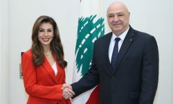 صافحت الرئيس اللبناني مرتدية خاتم نجمة داود.. أورتاغوس تثير غضب اللبنانيين